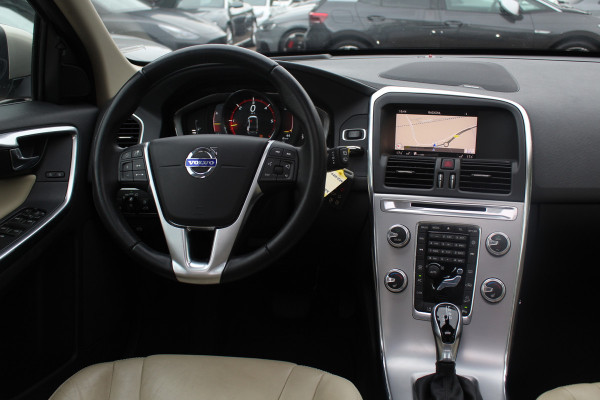 Volvo XC60 2.4 D4 Polar+ / Trekhaak / Panoramadak / Camera / Leder / Keyless / ACC / 18'' / Bliss / Standverwarming / Dodehoek / Navigatie /  Xenon