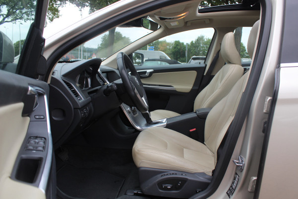 Volvo XC60 2.4 D4 Polar+ / Trekhaak / Panoramadak / Camera / Leder / Keyless / ACC / 18'' / Bliss / Standverwarming / Dodehoek / Navigatie /  Xenon