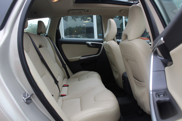 Volvo XC60 2.4 D4 Polar+ / Trekhaak / Panoramadak / Camera / Leder / Keyless / ACC / 18'' / Bliss / Standverwarming / Dodehoek / Navigatie /  Xenon