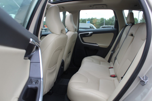 Volvo XC60 2.4 D4 Polar+ / Trekhaak / Panoramadak / Camera / Leder / Keyless / ACC / 18'' / Bliss / Standverwarming / Dodehoek / Navigatie /  Xenon