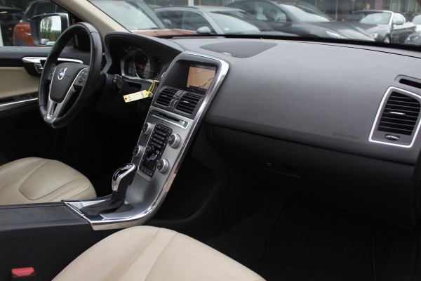 Volvo XC60 2.4 D4 Polar+ / Trekhaak / Panoramadak / Camera / Leder / Keyless / ACC / 18'' / Bliss / Standverwarming / Dodehoek / Navigatie /  Xenon