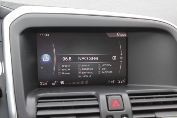 Volvo XC60 2.4 D4 Polar+ / Trekhaak / Panoramadak / Camera / Leder / Keyless / ACC / 18'' / Bliss / Standverwarming / Dodehoek / Navigatie /  Xenon