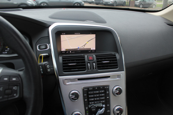 Volvo XC60 2.4 D4 Polar+ / Trekhaak / Panoramadak / Camera / Leder / Keyless / ACC / 18'' / Bliss / Standverwarming / Dodehoek / Navigatie /  Xenon