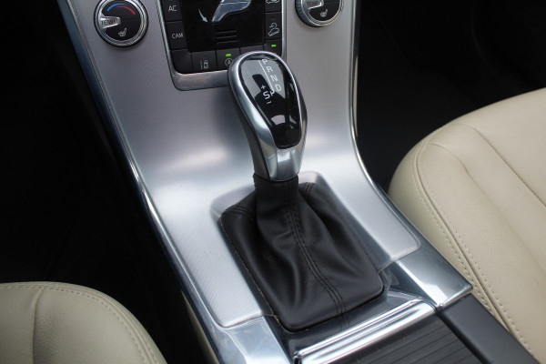 Volvo XC60 2.4 D4 Polar+ / Trekhaak / Panoramadak / Camera / Leder / Keyless / ACC / 18'' / Bliss / Standverwarming / Dodehoek / Navigatie /  Xenon