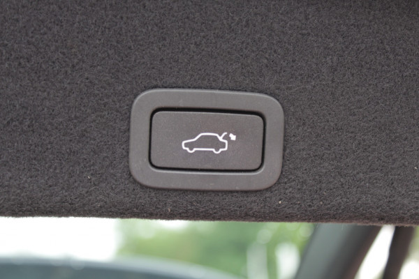 Volvo XC60 2.4 D4 Polar+ / Trekhaak / Panoramadak / Camera / Leder / Keyless / ACC / 18'' / Bliss / Standverwarming / Dodehoek / Navigatie /  Xenon