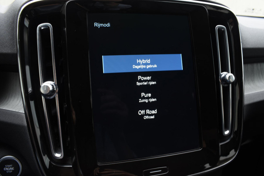 Volvo XC40 T5 262PK Automaat Plug-in Hybrid Inscription / Navigatie / Leren bekleding / Parkeersensoren v+a / Achteruitrijcamera / Cruise Control / Elektrische achterklep / 19" LM-Velgen