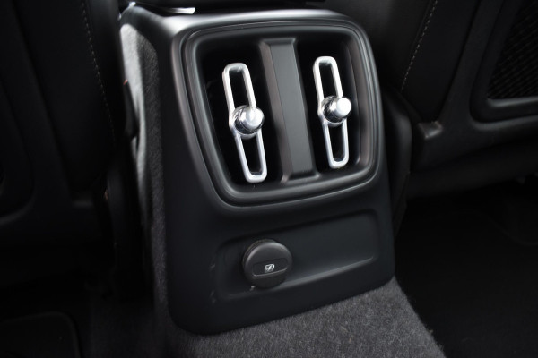 Volvo XC40 T5 262PK Automaat Plug-in Hybrid Inscription / Navigatie / Leren bekleding / Parkeersensoren v+a / Achteruitrijcamera / Cruise Control / Elektrische achterklep / 19" LM-Velgen