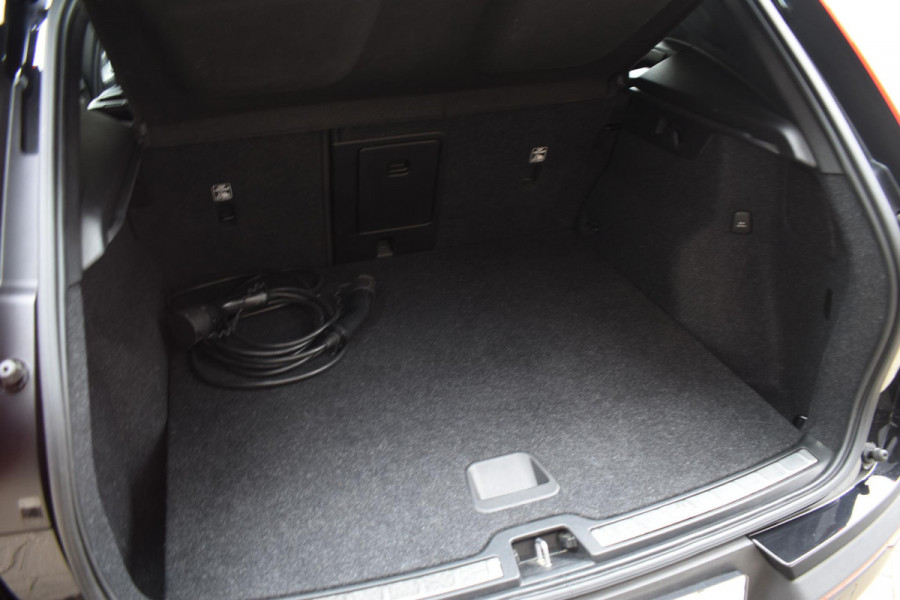 Volvo XC40 T5 262PK Automaat Plug-in Hybrid Inscription / Navigatie / Leren bekleding / Parkeersensoren v+a / Achteruitrijcamera / Cruise Control / Elektrische achterklep / 19" LM-Velgen