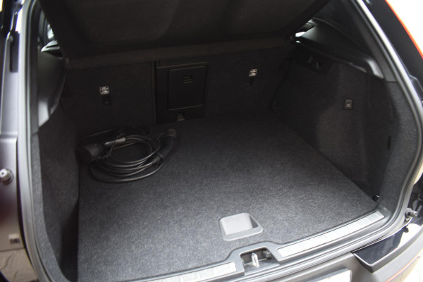 Volvo XC40 T5 262PK Automaat Plug-in Hybrid Inscription / Navigatie / Leren bekleding / Parkeersensoren v+a / Achteruitrijcamera / Cruise Control / Elektrische achterklep / 19" LM-Velgen