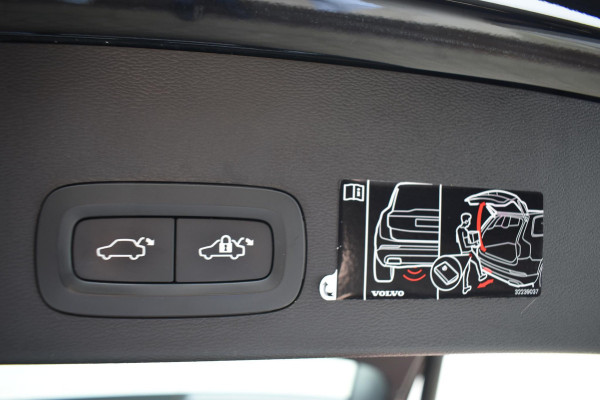 Volvo XC40 T5 262PK Automaat Plug-in Hybrid Inscription / Navigatie / Leren bekleding / Parkeersensoren v+a / Achteruitrijcamera / Cruise Control / Elektrische achterklep / 19" LM-Velgen