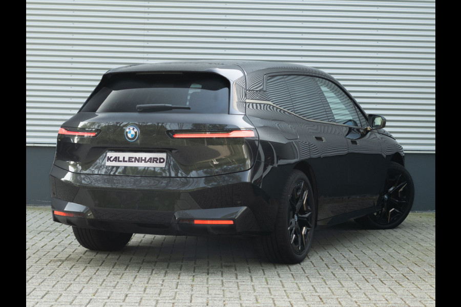 BMW iX xDrive40 - Sportpakket - Pano - Trekhaak - Soft Close - Driving Ass Prof - Lasers