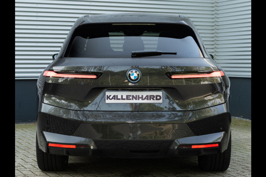 BMW iX xDrive40 - Sportpakket - Pano - Trekhaak - Soft Close - Driving Ass Prof - Lasers