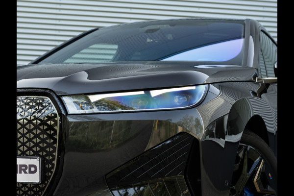 BMW iX xDrive40 - Sportpakket - Pano - Trekhaak - Soft Close - Driving Ass Prof - Lasers