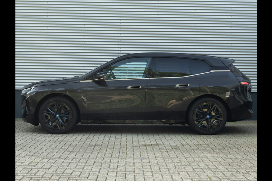 BMW iX xDrive40 - Sportpakket - Pano - Trekhaak - Soft Close - Driving Ass Prof - Lasers