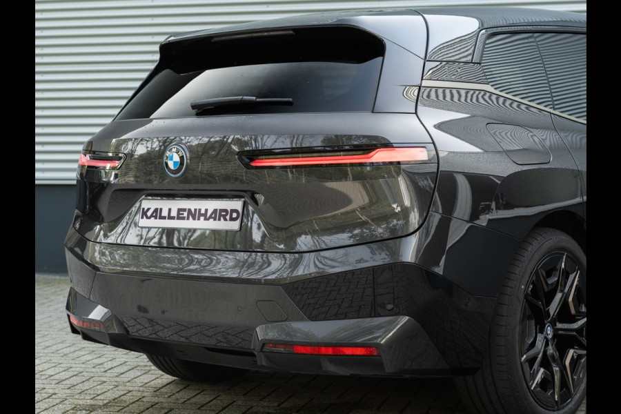 BMW iX xDrive40 - Sportpakket - Pano - Trekhaak - Soft Close - Driving Ass Prof - Lasers