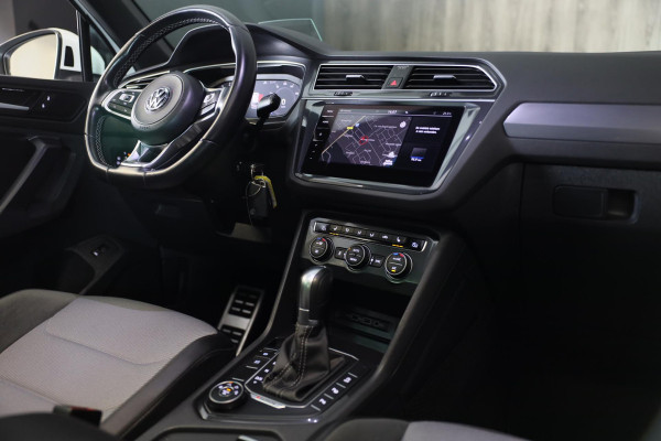 Volkswagen Tiguan 2.0 TSI 4Motion R Line / 190 Pk / Digital Cockpit / Acc / Lane Assist / Open Pano / Led / Trekhaak / Pdc / 19 In