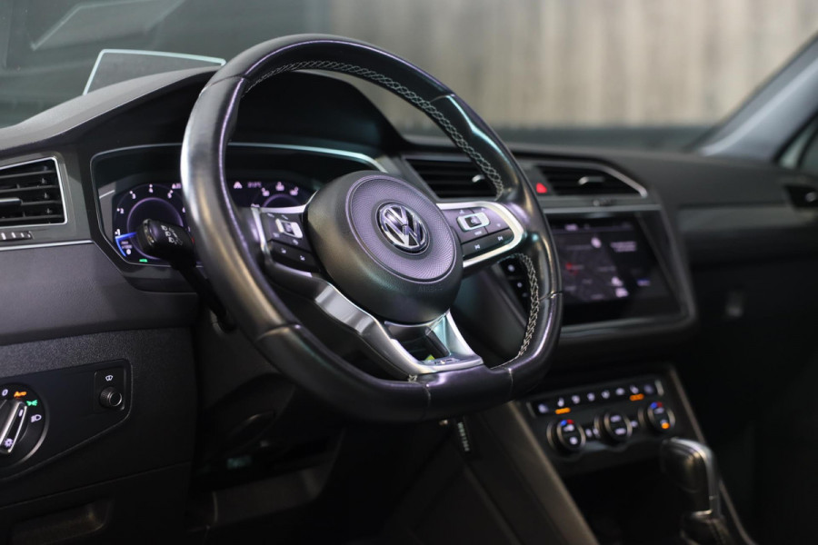 Volkswagen Tiguan 2.0 TSI 4Motion R Line / 190 Pk / Digital Cockpit / Acc / Lane Assist / Open Pano / Led / Trekhaak / Pdc / 19 In