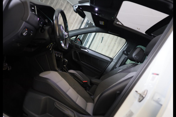 Volkswagen Tiguan 2.0 TSI 4Motion R Line / 190 Pk / Digital Cockpit / Acc / Lane Assist / Open Pano / Led / Trekhaak / Pdc / 19 In