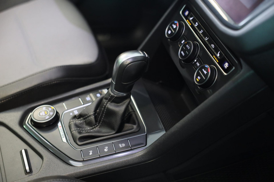 Volkswagen Tiguan 2.0 TSI 4Motion R Line / 190 Pk / Digital Cockpit / Acc / Lane Assist / Open Pano / Led / Trekhaak / Pdc / 19 In