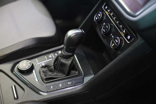 Volkswagen Tiguan 2.0 TSI 4Motion R Line / 190 Pk / Digital Cockpit / Acc / Lane Assist / Open Pano / Led / Trekhaak / Pdc / 19 In