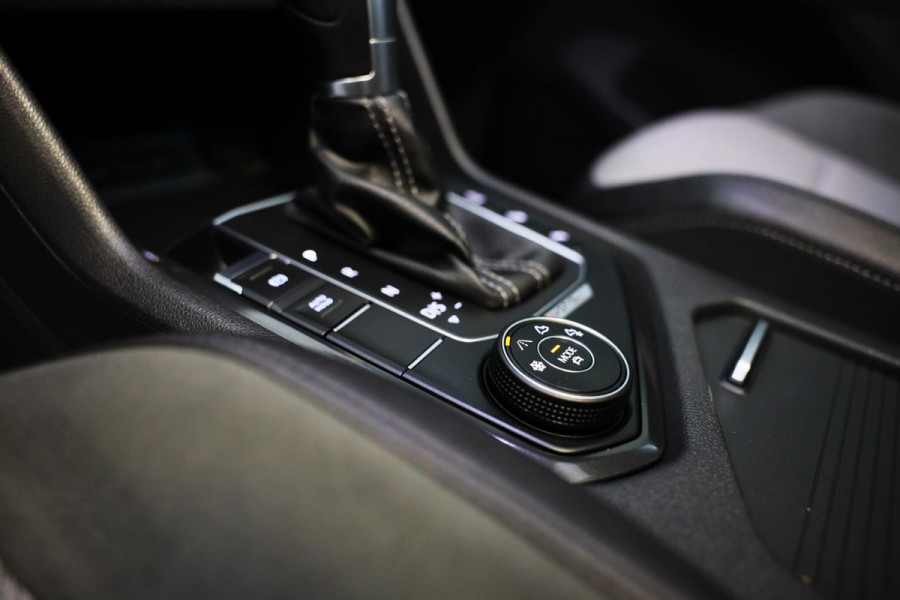Volkswagen Tiguan 2.0 TSI 4Motion R Line / 190 Pk / Digital Cockpit / Acc / Lane Assist / Open Pano / Led / Trekhaak / Pdc / 19 In