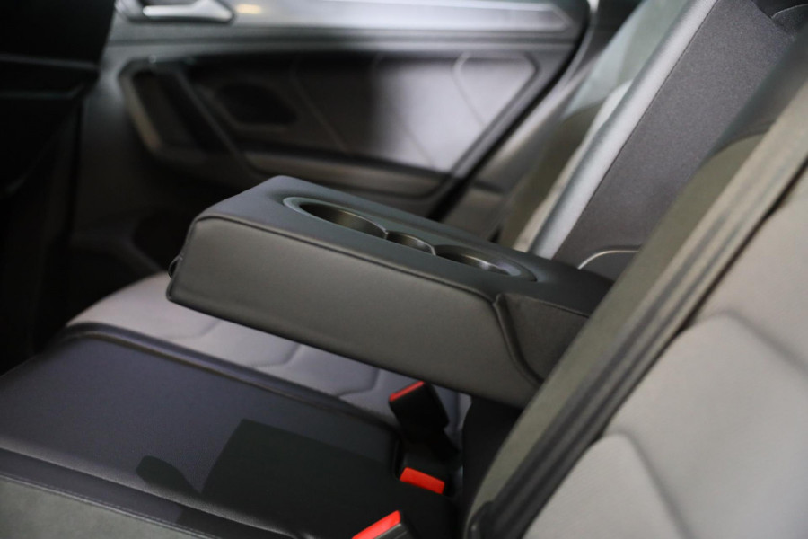 Volkswagen Tiguan 2.0 TSI 4Motion R Line / 190 Pk / Digital Cockpit / Acc / Lane Assist / Open Pano / Led / Trekhaak / Pdc / 19 In