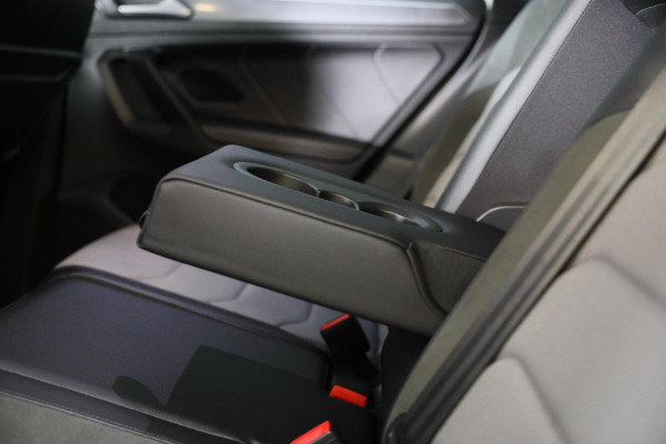 Volkswagen Tiguan 2.0 TSI 4Motion R Line / 190 Pk / Digital Cockpit / Acc / Lane Assist / Open Pano / Led / Trekhaak / Pdc / 19 In