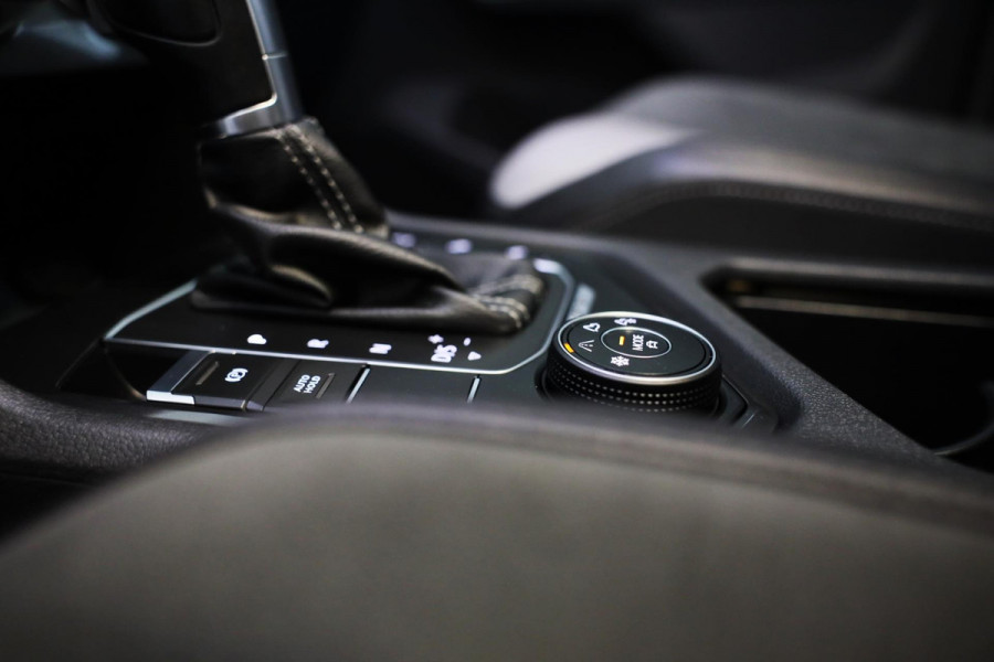 Volkswagen Tiguan 2.0 TSI 4Motion R Line / 190 Pk / Digital Cockpit / Acc / Lane Assist / Open Pano / Led / Trekhaak / Pdc / 19 In