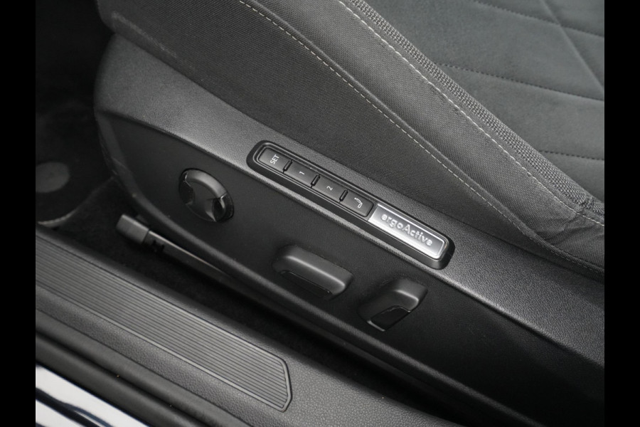 Volkswagen Golf 1.5 TSI 130pk Life Business Navigatie Trekhaak Stoelmemory Camera Stoel/stuurverwarming Carplay 217