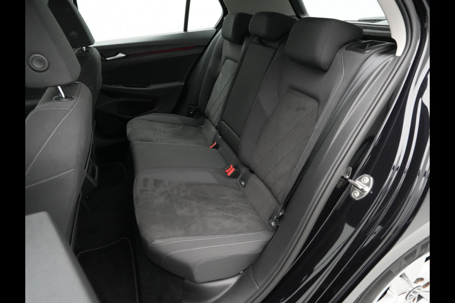 Volkswagen Golf 1.5 TSI 130pk Life Business Navigatie Trekhaak Stoelmemory Camera Stoel/stuurverwarming Carplay 217