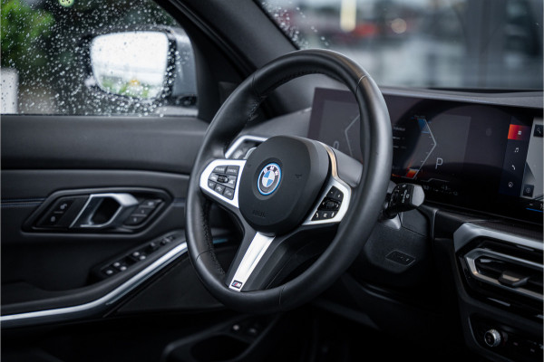 BMW 3 Serie Touring 330e xDrive - Panorama | H&K | Memory | 360 Camera | HUD