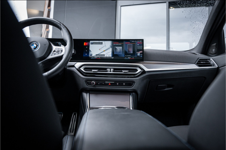 BMW 3 Serie Touring 330e xDrive - Panorama | H&K | Memory | 360 Camera | HUD