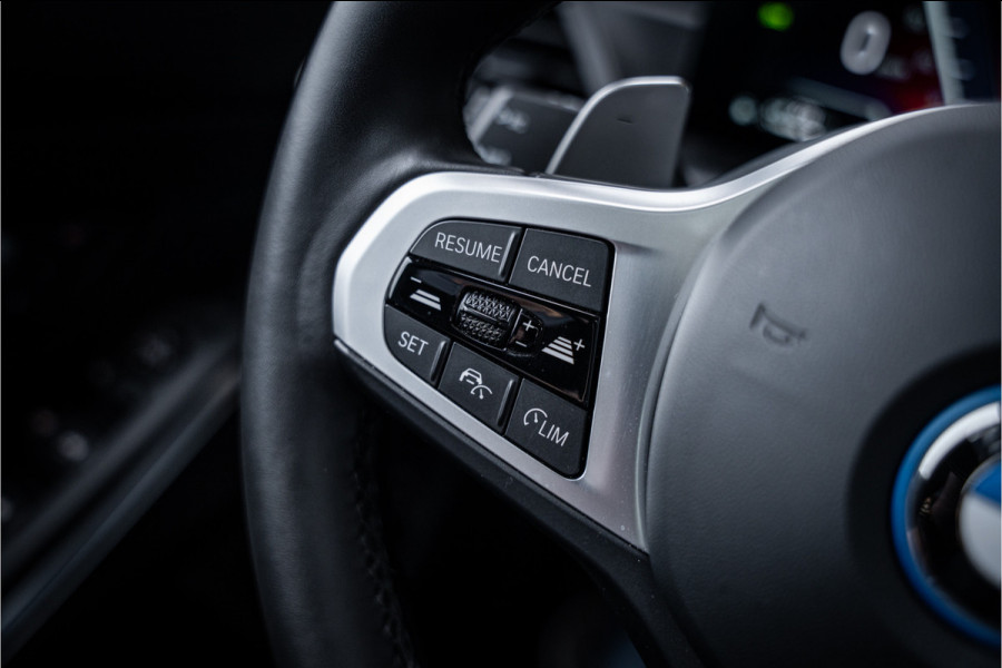 BMW 3 Serie Touring 330e xDrive - Panorama | H&K | Memory | 360 Camera | HUD