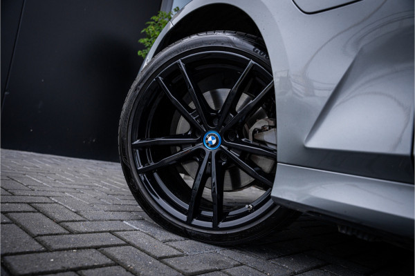 BMW 3 Serie Touring 330e xDrive - Panorama | H&K | Memory | 360 Camera | HUD