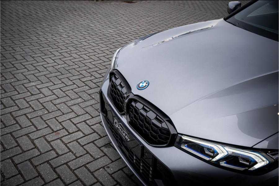 BMW 3 Serie Touring 330e xDrive - Panorama | H&K | Memory | 360 Camera | HUD