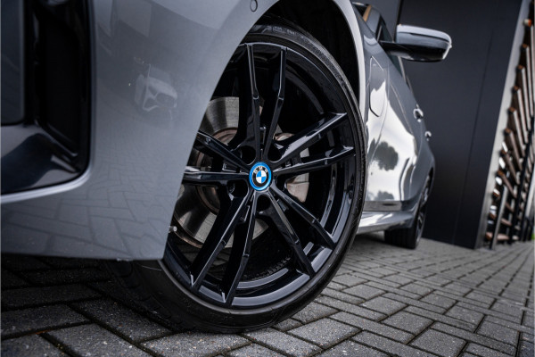 BMW 3 Serie Touring 330e xDrive - Panorama | H&K | Memory | 360 Camera | HUD
