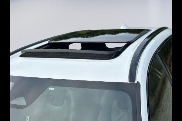 Volvo XC60 2.0 T8 317 pk Plug-in hybrid AWD R-Design, facelift, afn.trekhaak, parelmoer,panoramadak, VOL OPTIES, nl auto met nap