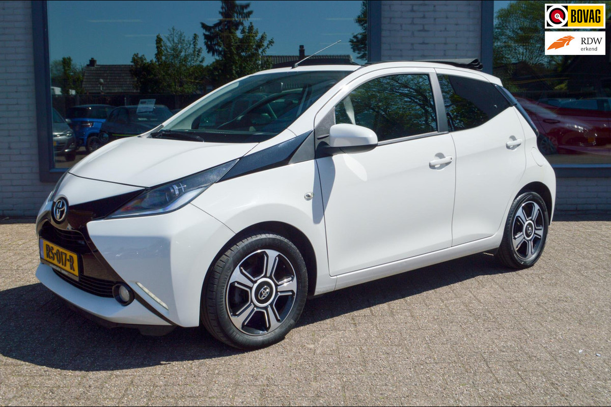Toyota Aygo 1.0 VVT-i x-pose | Cabriodak | Navigatie | Clima | Automaat | Camera | 2 nieuwe banden