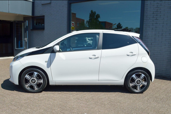 Toyota Aygo 1.0 VVT-i x-pose | Cabriodak | Navigatie | Clima | Automaat | Camera | 2 nieuwe banden