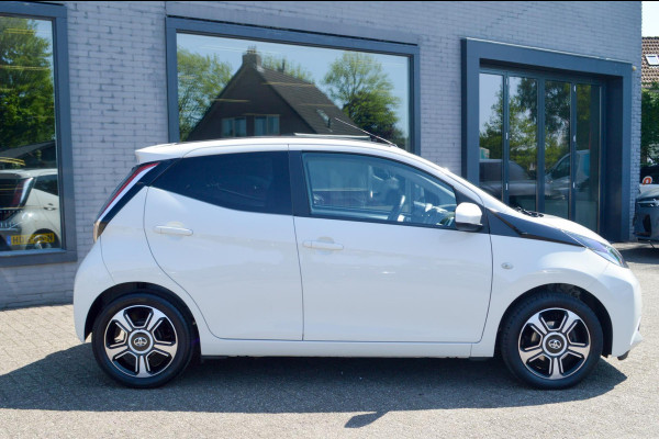 Toyota Aygo 1.0 VVT-i x-pose | Cabriodak | Navigatie | Clima | Automaat | Camera | 2 nieuwe banden