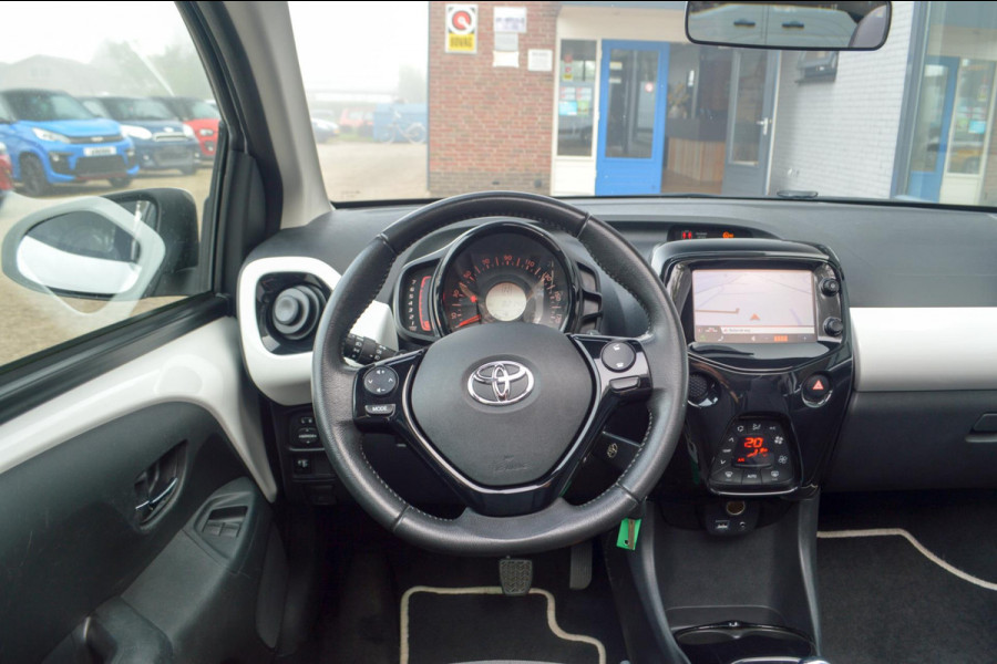 Toyota Aygo 1.0 VVT-i x-pose | Cabriodak | Navigatie | Clima | Automaat | Camera | 2 nieuwe banden