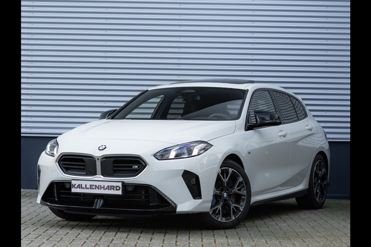 BMW 1-serie M135 xDrive - Pano - Trekhaak - Head-Up - Harman Kadon - Driving Ass