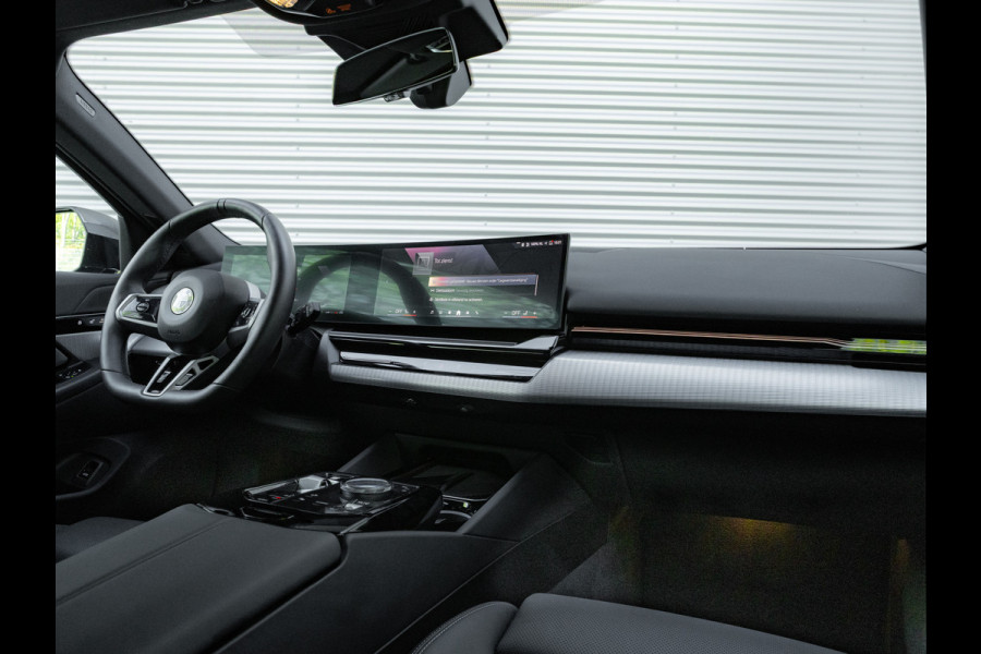 BMW 5 Serie Touring 520i M-Sport - Driving + Parking Ass Plus - Head-Up - Adaptive LED