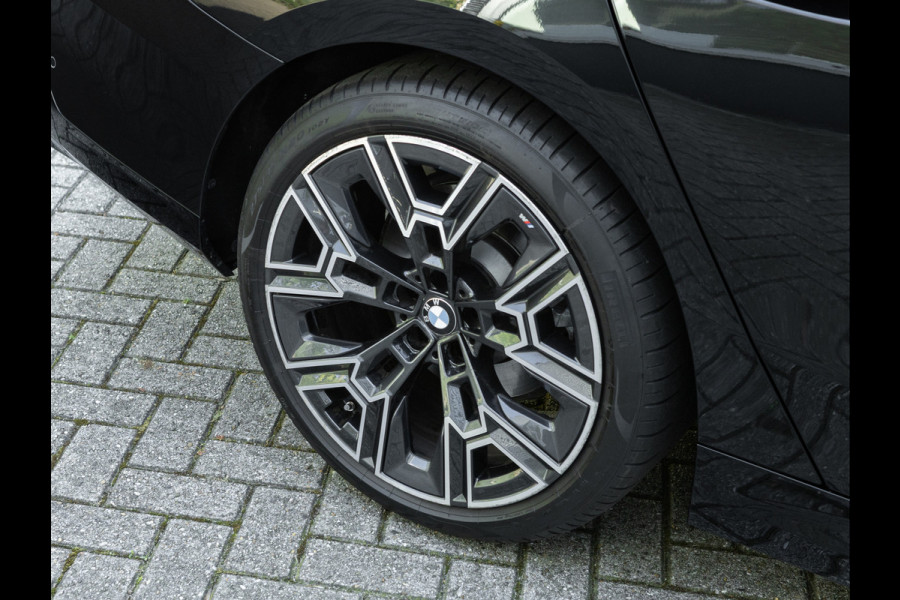 BMW 5 Serie Touring 520i M-Sport - Driving + Parking Ass Plus - Head-Up - Adaptive LED