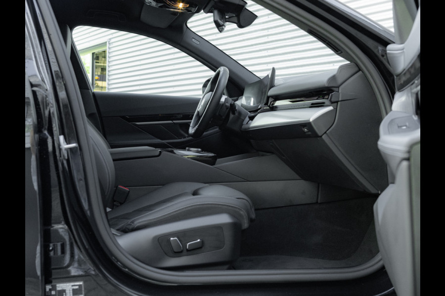 BMW 5 Serie Touring 520i M-Sport - Driving + Parking Ass Plus - Head-Up - Adaptive LED