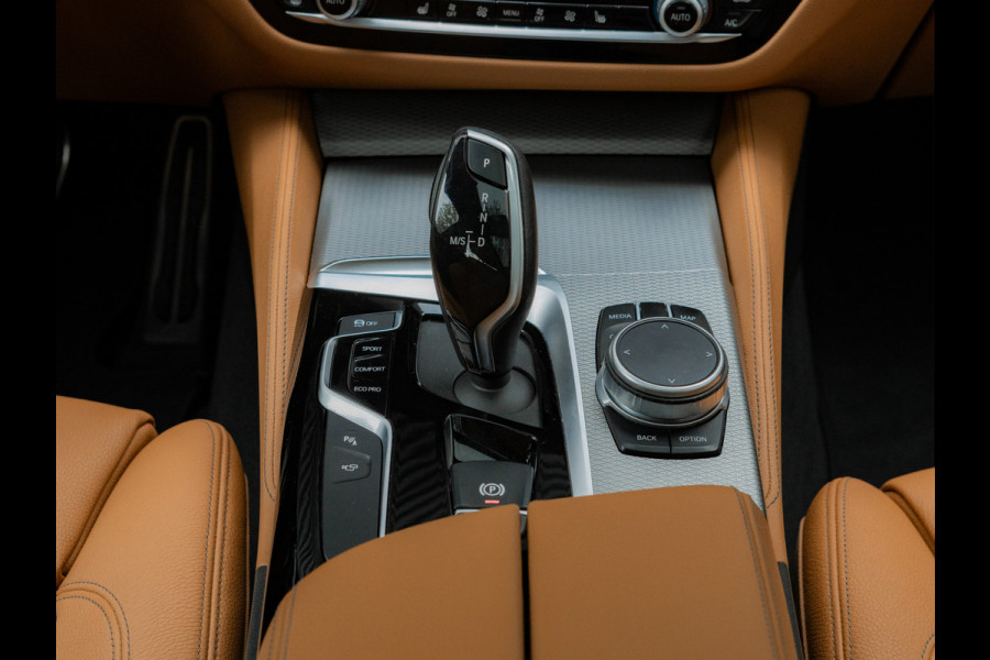 BMW 5 Serie Touring 530i M-Sport - Pano - Trekhaak - Comfortzetels - Driving + Parking Ass Plus - Hifi