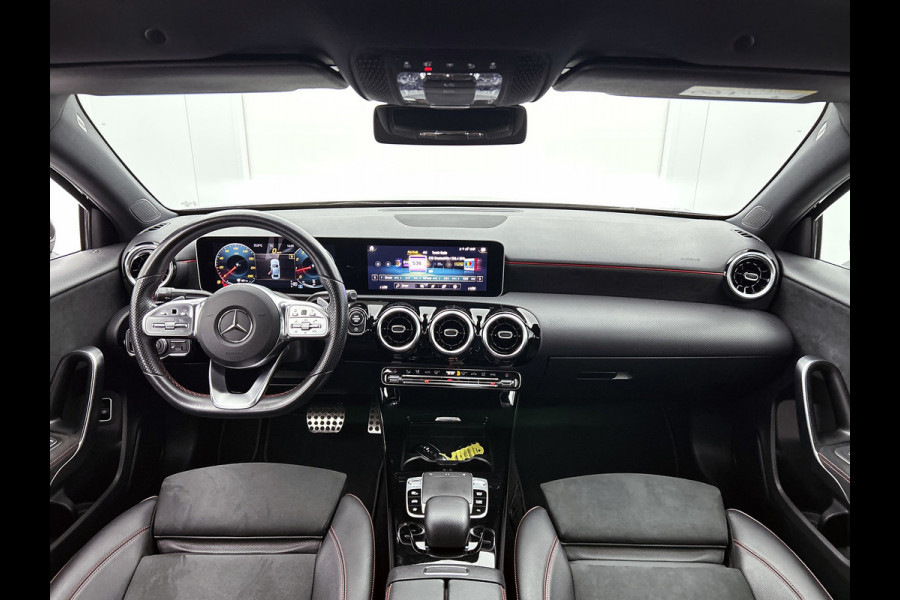 Mercedes-Benz A-Klasse 180 AMG-Line Premium Plus(Dealer OnderH, Camera,Navi, Parkeerhulp V+A, Lane assist, Cruise Con, Etc)