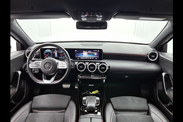 Mercedes-Benz A-Klasse 180 AMG-Line Premium Plus(Dealer OnderH, Camera,Navi, Parkeerhulp V+A, Lane assist, Cruise Con, Etc)