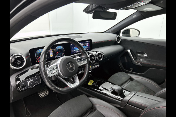 Mercedes-Benz A-Klasse 180 AMG-Line Premium Plus(Dealer OnderH, Camera,Navi, Parkeerhulp V+A, Lane assist, Cruise Con, Etc)