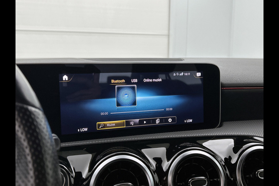 Mercedes-Benz A-Klasse 180 AMG-Line Premium Plus(Dealer OnderH, Camera,Navi, Parkeerhulp V+A, Lane assist, Cruise Con, Etc)